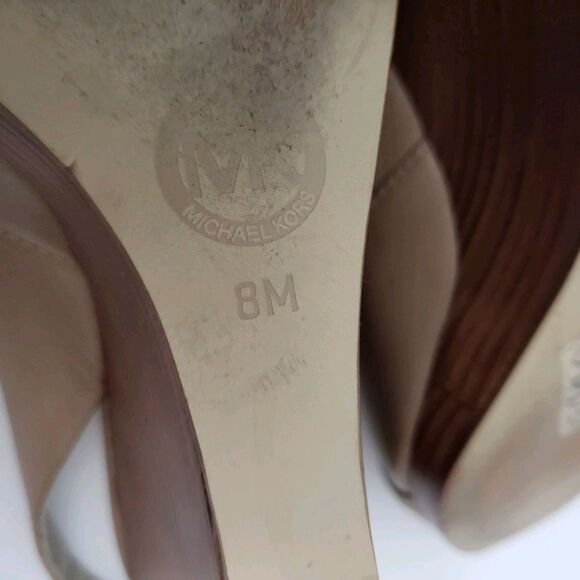 MICHAEL KORS Rochelle Heels 8 Peep Toe Tan Leather Gold MK Wedge Slingback - Picture 9 of 9